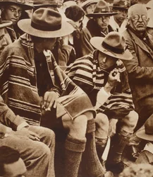 Re Edoardo intorno a un falò con gli scout gallesi